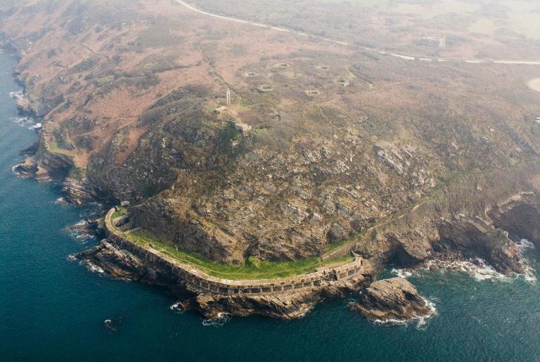 Vue aérienne oblique de la pointe de Cornouaille, après 1999. Au ras de l'eau, la batterie basse ; sur le plateau, la tour-modèle type 1811 et la batterie antiaérienne lourde