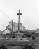 Croix de chemin, rue de l'Ecole (Plonévez-du-Faou)