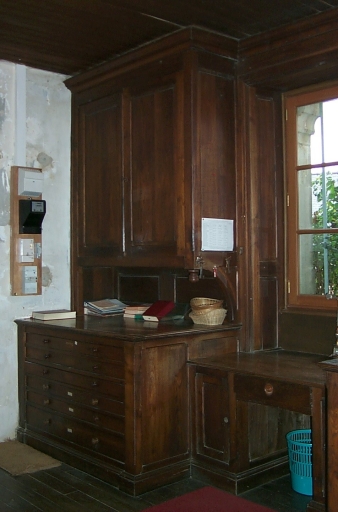 Meubles de sacristie : chasublier, bureau, confessionnal, 5 armoires de sacristie