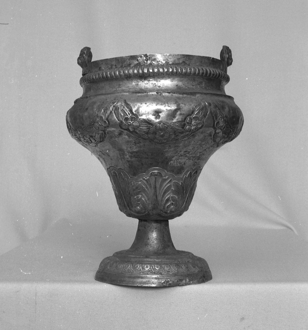 Seau à eau bénite, église paroissiale Saint-Pierre, Saint-Paul (Neulliac)