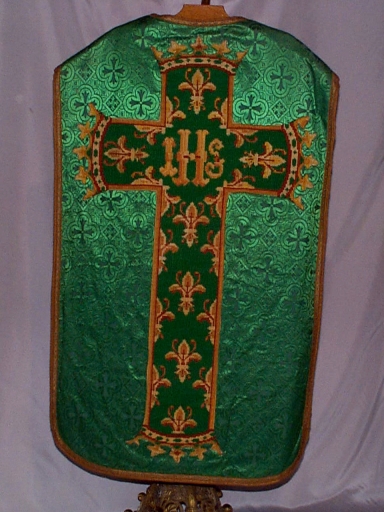 Ornement vert : chasuble, étole, voile de calice