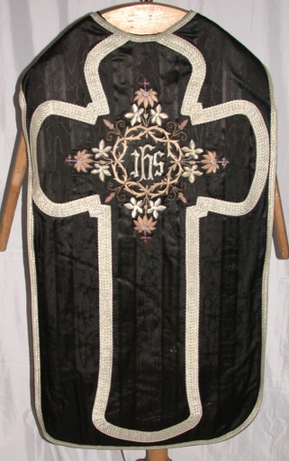 Ornement noir 1 : chasuble, bourse de corporal, étole, manipule, voile de calice