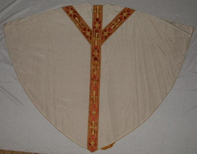 Ornement blanc 1 : chasuble, bourse de corporal, étole, manipule, voile de calice
