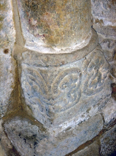 Chapiteaux et base de l'église Saint-Méen