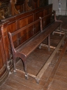 Ensemble de 49 bancs de fidèles