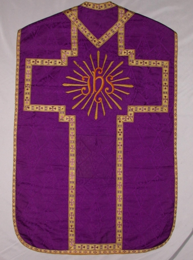 Ornement violet 1 : chasuble, bourse de corporal, étole, manipule, voile de calice