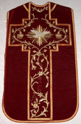 Ornement rouge 2 : chasuble, étole, voile de calice