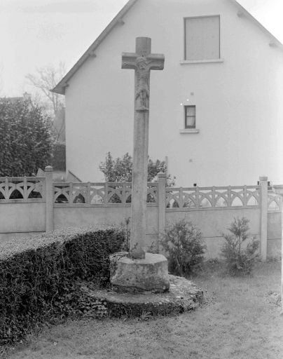 Croix de Chemin, rue de Josselin (Saint-Etienne-du-Gué-de-l'Isle)