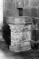 Bénitier (d'applique), église paroissiale Notre-Dame du Roncier (Rostrenen)