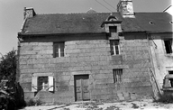 Maison, 18 place de l'église (Plounévez-Quintin)
