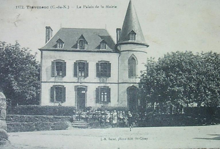 Ancienne mairie et école des garçons, 1 place du Bourg (Tréveneuc)