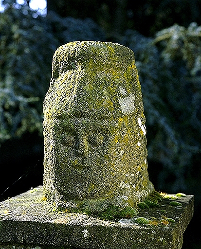 Eléments de sculpture : tête de prêtre