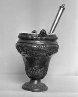 Seau à eau bénite (2), église paroissiale Saint-Mahouarn (Plomodiern)