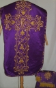 Ornement violet 3 : chasuble, étole, manipule, voile de calice