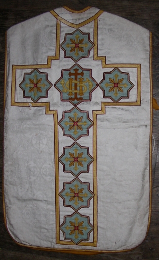 Ornement blanc : chasuble, étole, voile de calice, manipule