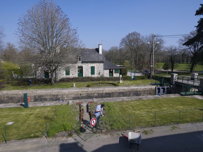 Canal de Nantes à Brest, maison éclusière 2, aujourd'hui gîte d'étape, la Hataie (Malestroit)