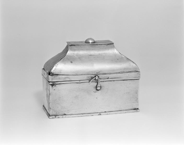 Coffret aux saintes huiles, prieuré Notre-Dame, église paroissiale, mairie (Île-d'Arz)