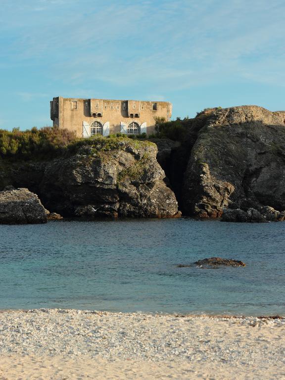 Ensemble fortifié (batteries et corps de garde crénelé), Pointe des Poulains (Sauzon)