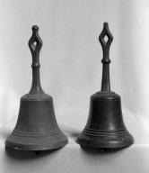 Clochette (2), clochettes des morts, église paroissiale Saint-Caradec (Saint-Caradec-Trégomel)