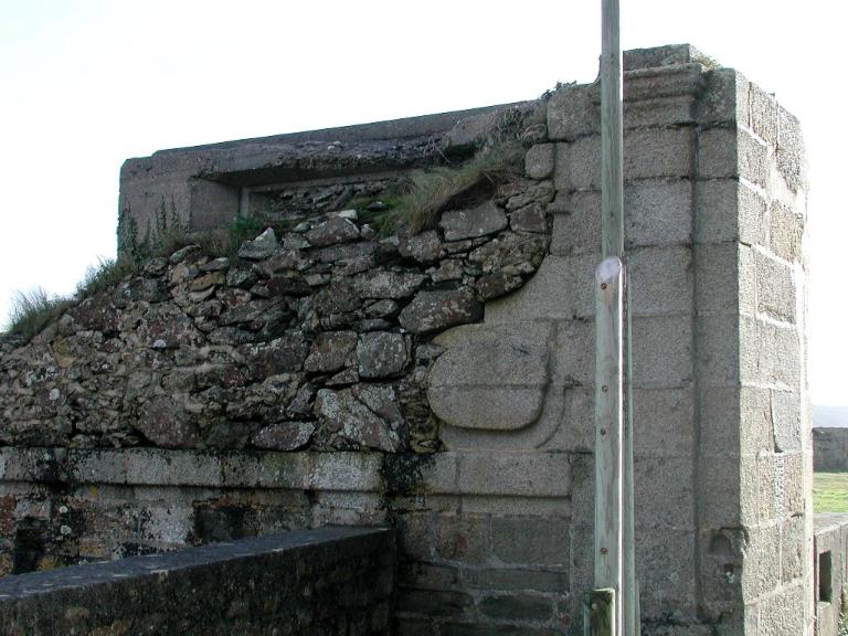 Vue du pilier oriental de l'entrée et du bunker-poste d'observation et de tir situé à l'entrée de la batterie basse du Mengant (état en 2003)