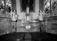 Ensemble du maître-autel : autel, tabernacle, gradin d'autel, 2 statues d'anges, église paroissiale Saint-Nicolas (Port-Launay)