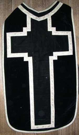 Ornement noir 2 : chasuble, étole, manipule et voile de calice