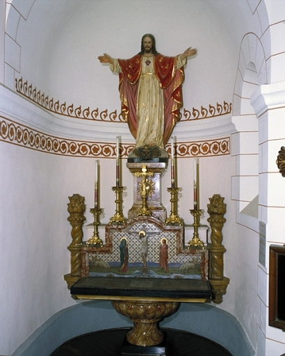 Ensemble de l'autel du Sacré Coeur : autel, 2 gradins d'autel, piédestal, degré d'autel