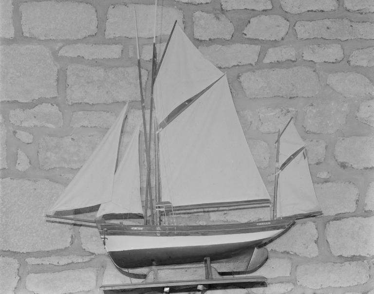 Maquette, ex-voto (maquette de thonier Dundee) : le saint Michel (2), église paroissiale Saint-Michel (Île-aux-Moines)