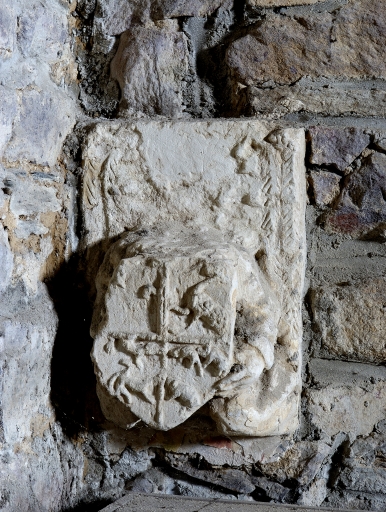 Décor intérieur d'architecture : 2 niches-crédences, 4 chapiteaux, 9 reliefs