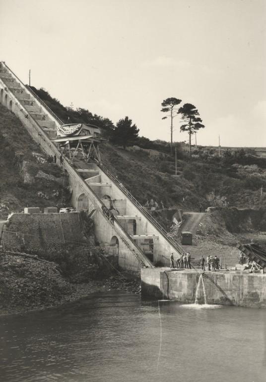Vue de la rampe-funiculaire de la base dessais de radiodétection en construction, 27 octobre 1964 (collection : Service historique de la défense de Brest : 2 U 8, n° 117). Sur la rampe, le chariot funiculaire et le chariot virole