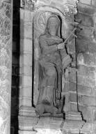 Statue (grandeur nature) : sainte Marguerite, chapelle Notre-Dame-de-Kergoat (Quéménéven)