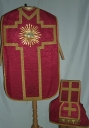 Ornement rouge 6 : chasuble, manipule, voile de calice, bourse de corporal, étole
