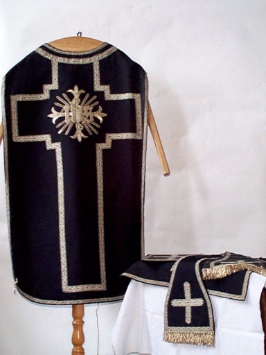 Ornement noir 1 : chasuble, manipule, étole, bourse de corporal, voile de calice (Campel fusionnée en Val d'Anast en 2017)