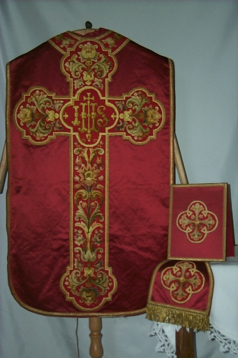 Ornement rouge : chasuble, étole, bourse du corporal