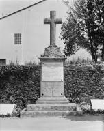 Monument aux morts, croix monumentale, place de la Chapelle (Theix fusionnée en Theix-Noyalo en 2016)