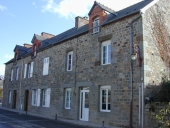 Alignements de trois maisons à boutiques, 10, 12, 14 rue des Ecoles (Montreuil-sur-Ille)