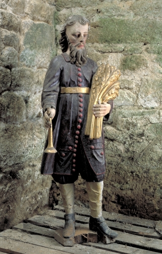 Statue (petite nature) : saint Isidore, place Ernest Lemoine (Bieuzy fusionnée en Pluméliau-Bieuzy en 2019)