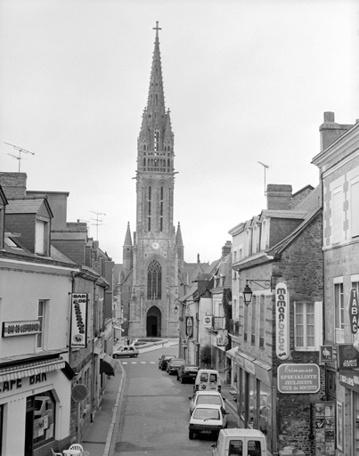 Église (basilique, collégiale) Notre-Dame-de-la-Guerche, place du Général de Gaulle (La Guerche-de-Bretagne)