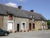 Alignement de maisons et de fermes, le Mesnil des Aulnays (Plerguer)