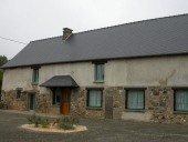 Alignement de trois anciens logis, la Ville Courgeul (Saint-Symphorien)