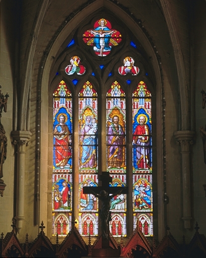 Verrière de la baie 0 (maîtresse-vitre ; verrière à personnages) : Trinité, saint Pierre, Vierge à l'Enfant, saint Joseph, saint Paul, Remise des clés à saint Pierre, Annonciation, Mort de saint Joseph, Chute de Saul sur le chemin de Damas