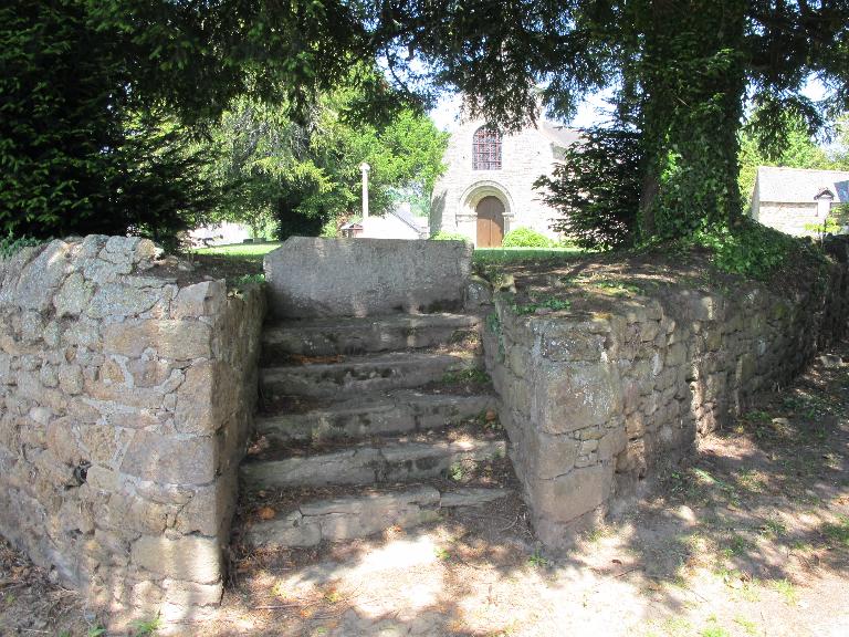 L'enclos paroissial de l'église Saint-Lunaire, Le vieux bourg (Saint-Lormel)