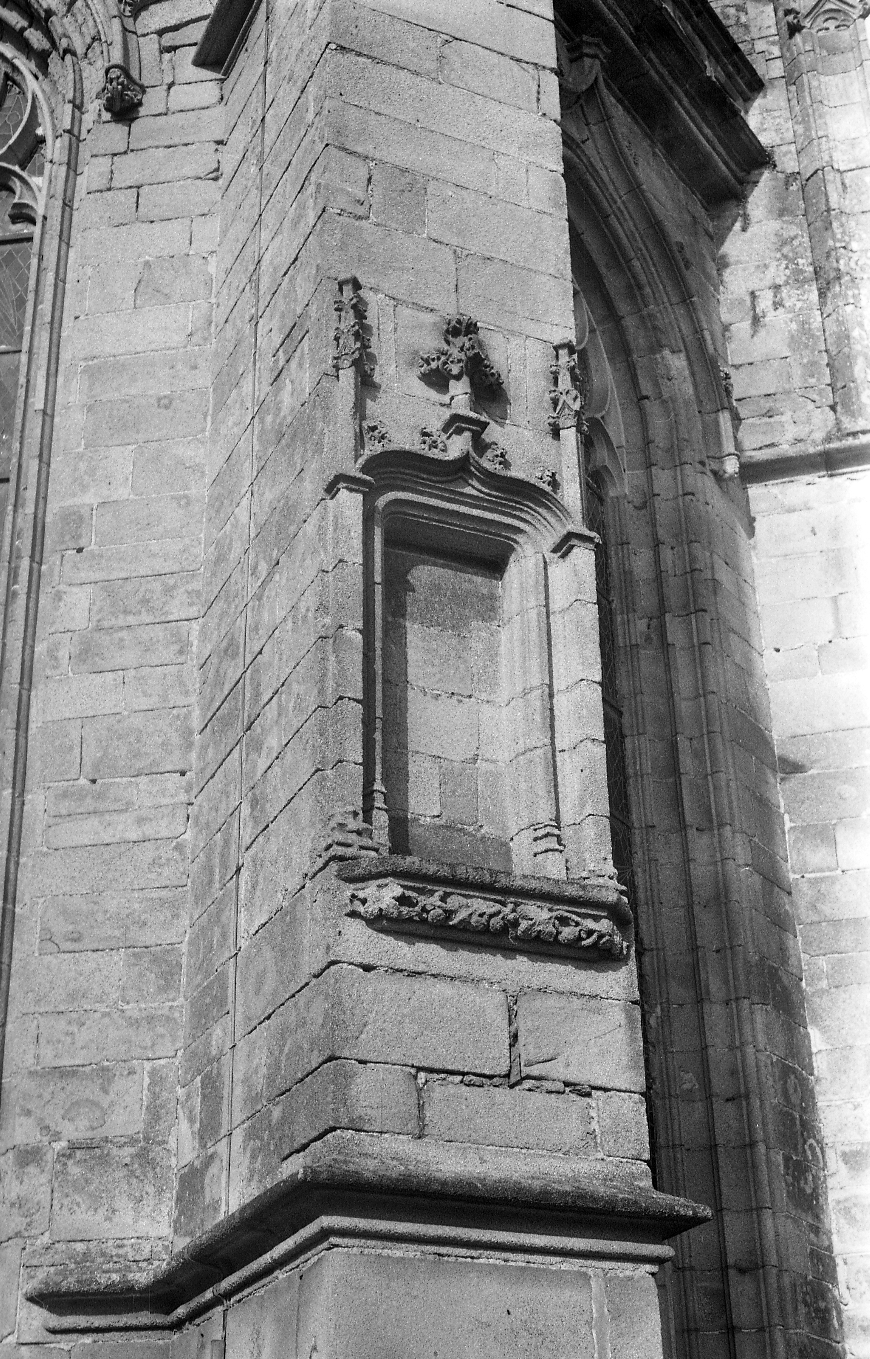 Basilique Notre-Dame-de-Paradis et ses abords, place Maréchal Foch (Hennebont)