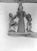Groupe sculpté (petite nature) : sainte Apolline et ses bourreaux, chapelle Saint-Michel (Ploërdut)