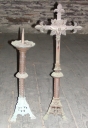 Garniture d'autel 2 : 4 chandeliers et 1croix d'autel