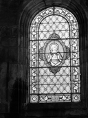 Verrière (2) : Sacré-Coeur, Vierge du Sacré-Coeur, verrière à personnages, chapelle Sainte-Brigitte (Grand-Champ)
