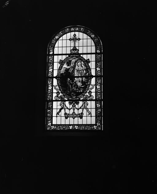 Verrières (7) (verrière à personnages, verrière décorative), église paroissiale Sainte-Croix (La Croix-Helléan)