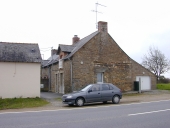 Alignement de trois maisons, le Château Gaillard (Pipriac)