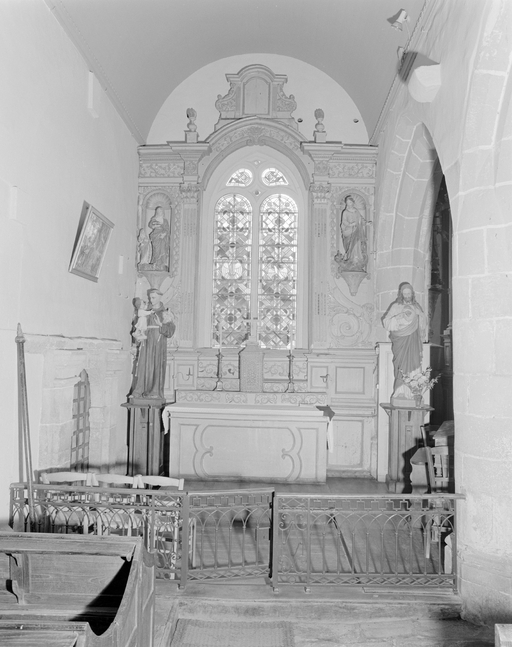 Autel, retable (autel secondaire, autel tombeau, retable architecturé à niche), église paroissiale Saint-Juvat (Saint-Juvat)