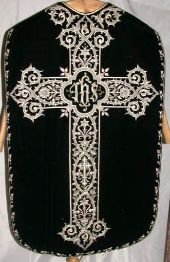 Ornement noir 1 : chasuble, manipule, voile de calice